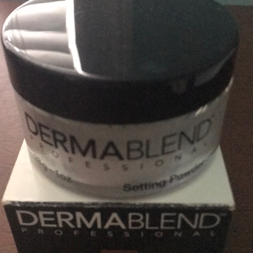 Dermablend Setting Powder - Picture 3 of 3